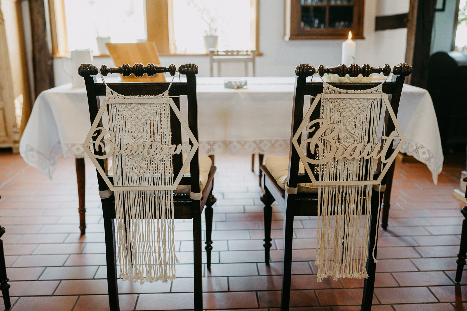 Brautstühle bei Hochzeit im Bockhorster Kotten in Versmold bei Hochzeit mit Braut und Bräutigam Schild