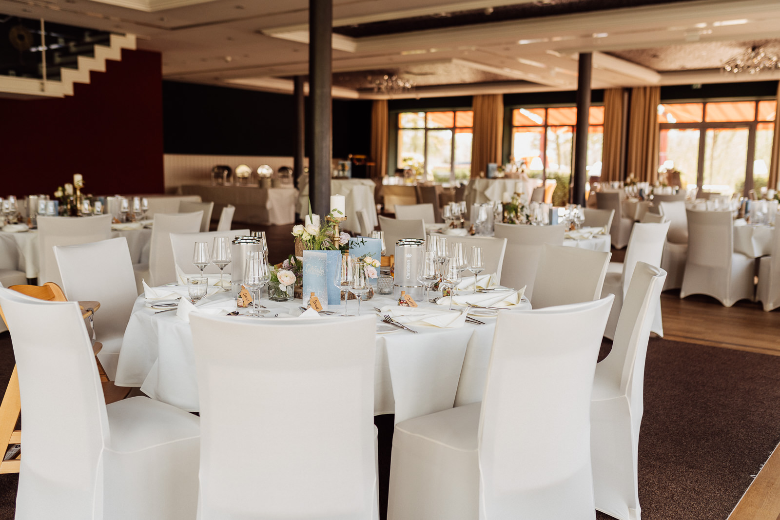 Hochzeitssaal im Lind am See in Rietberg bei Frühlingshochzeit, zu sehen sind mehrere eingedeckte Tische.