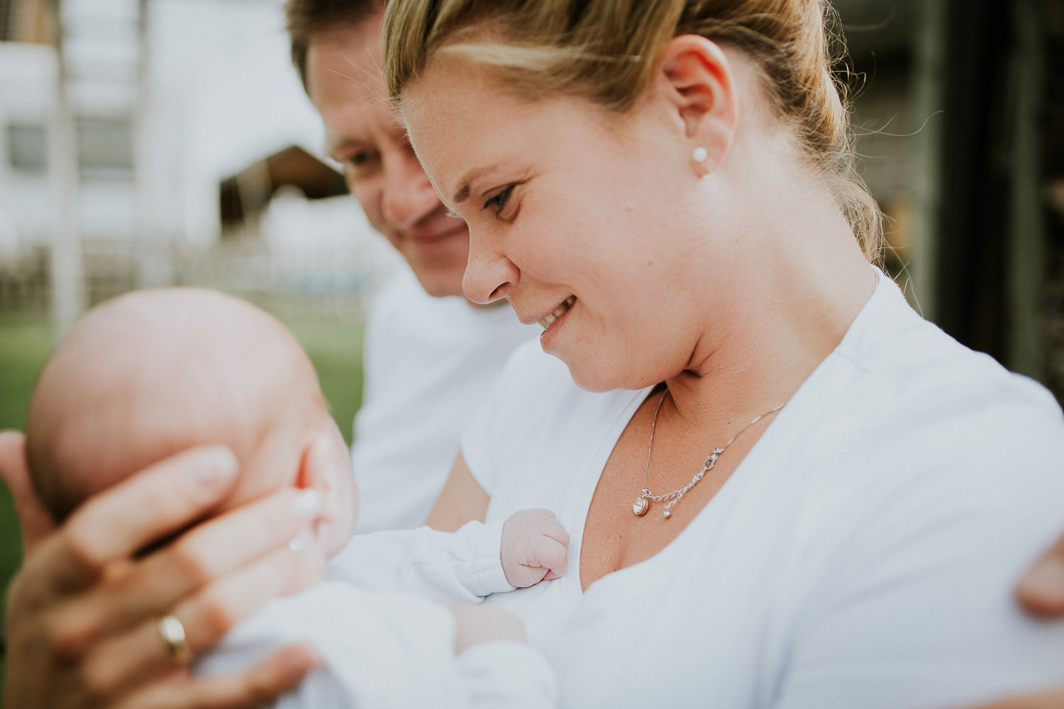 Mutter hält Baby