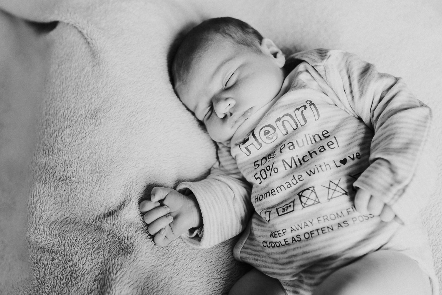 Babyfoto in schwarz weiß