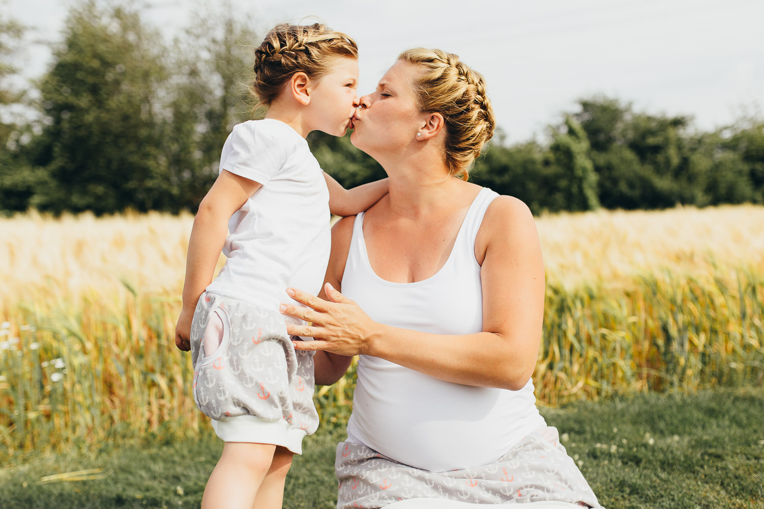 Mutter küßt kleine Tochter