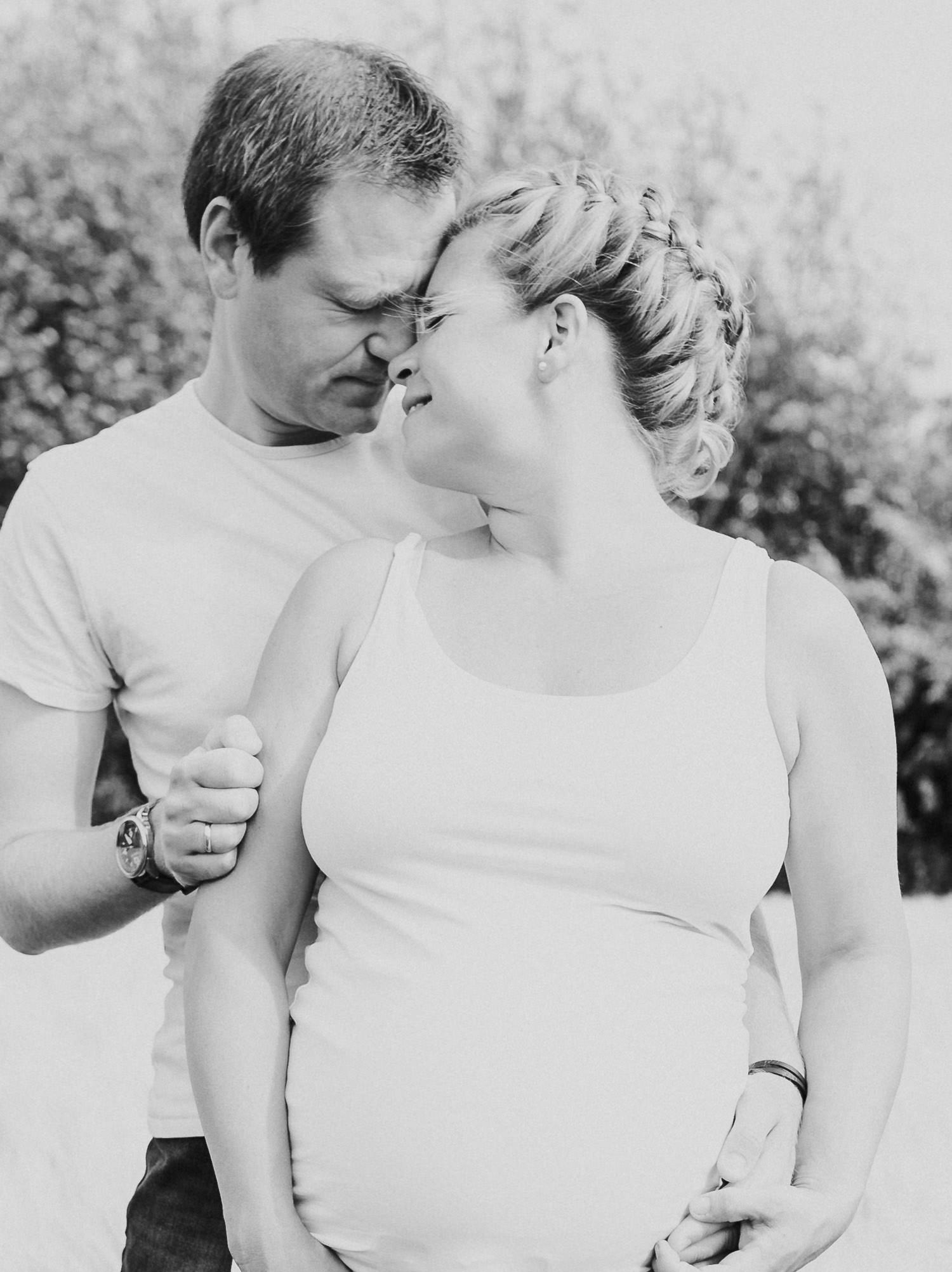 Paarfoto mit Babybauch