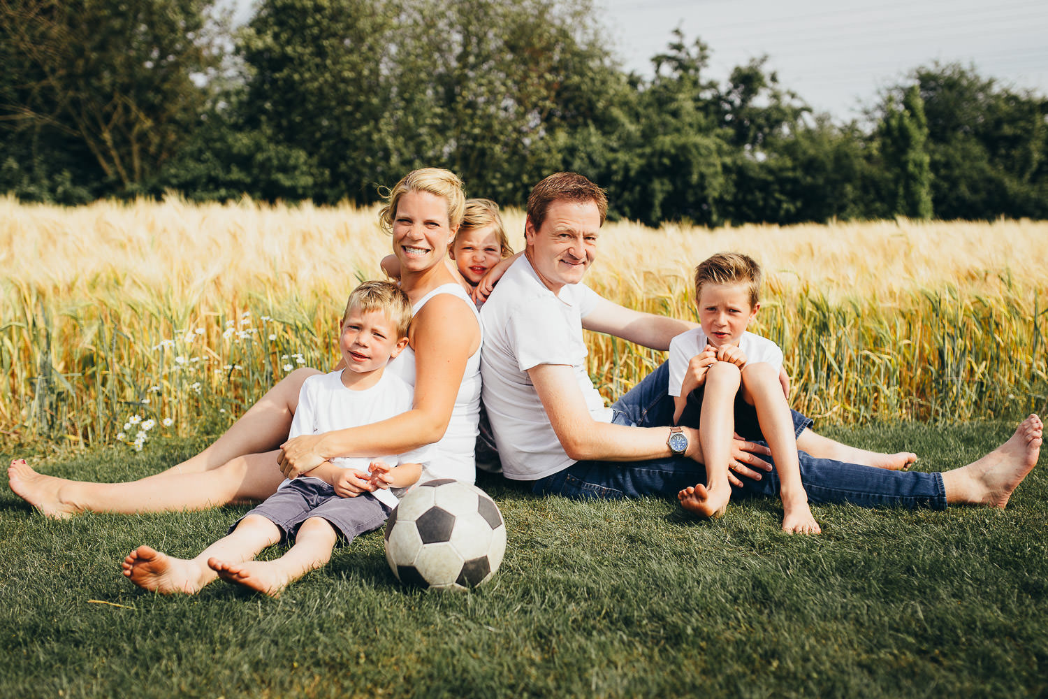 Familienfoto vor Kornfeld