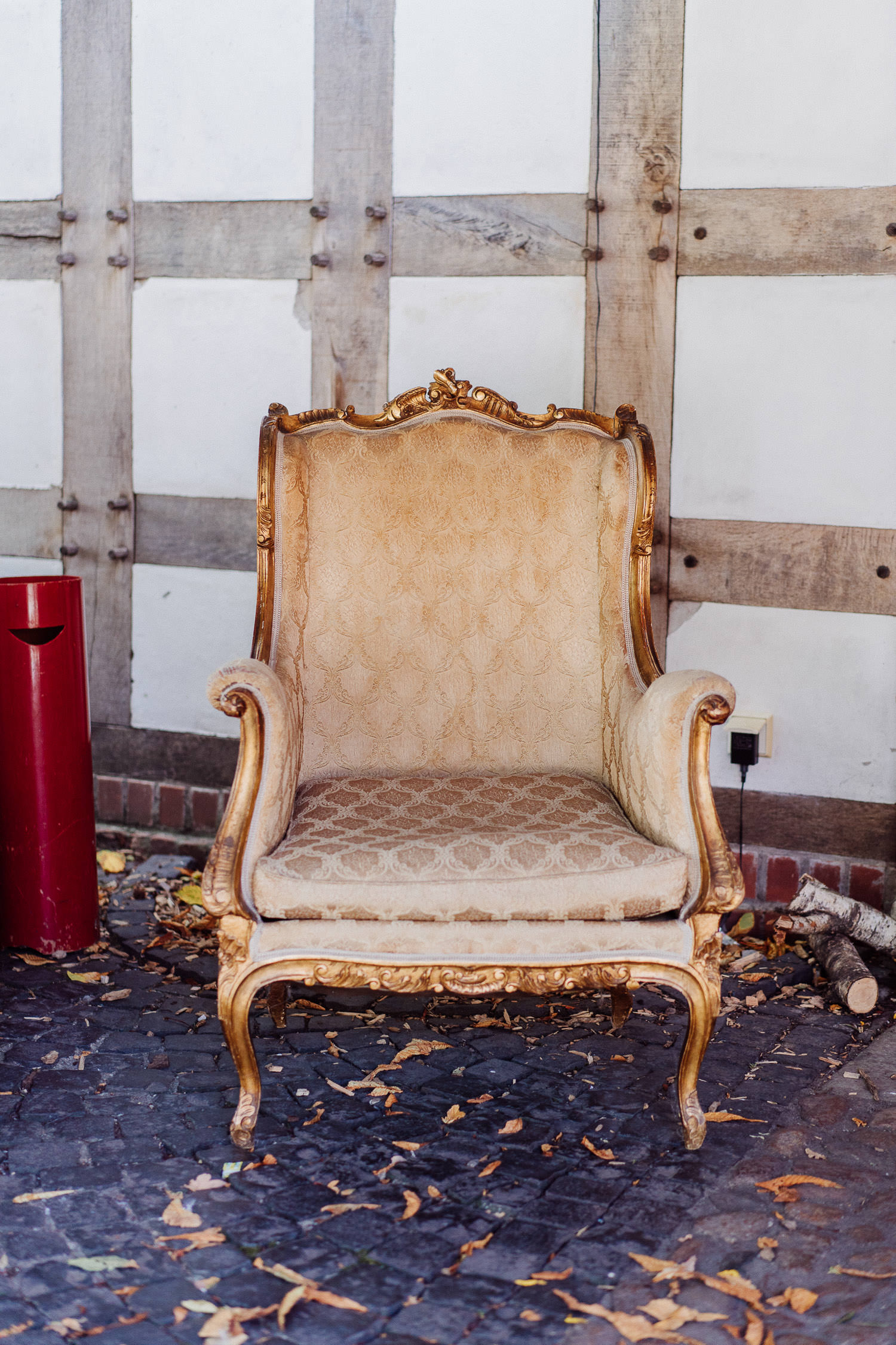 Goldener Sessel