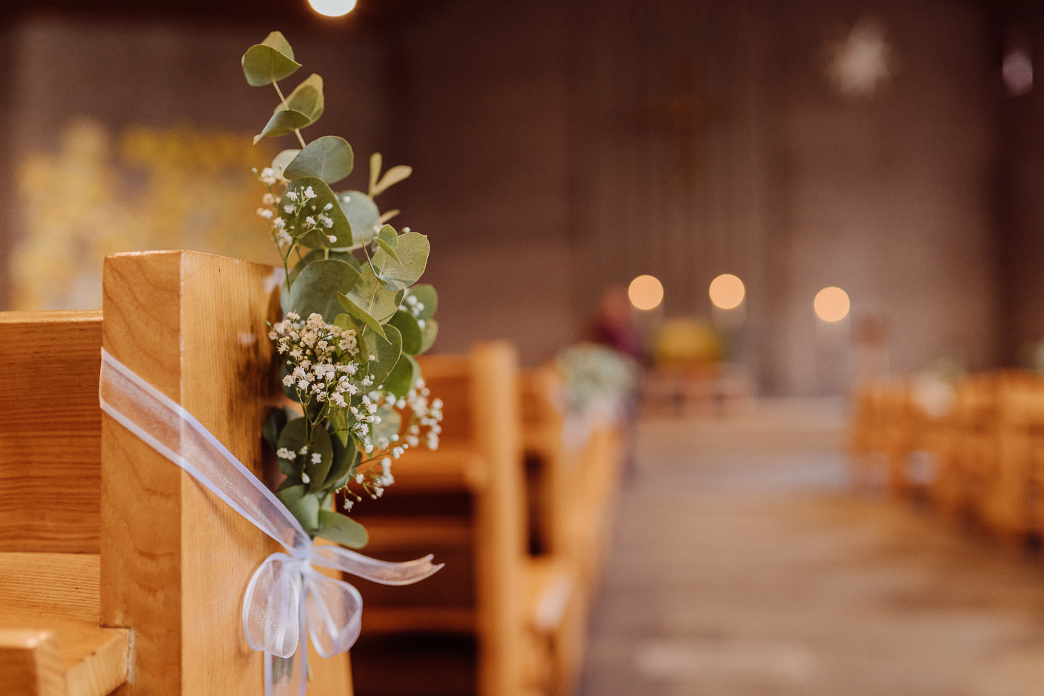 Blumendeko in der Kirche für Hochzeit