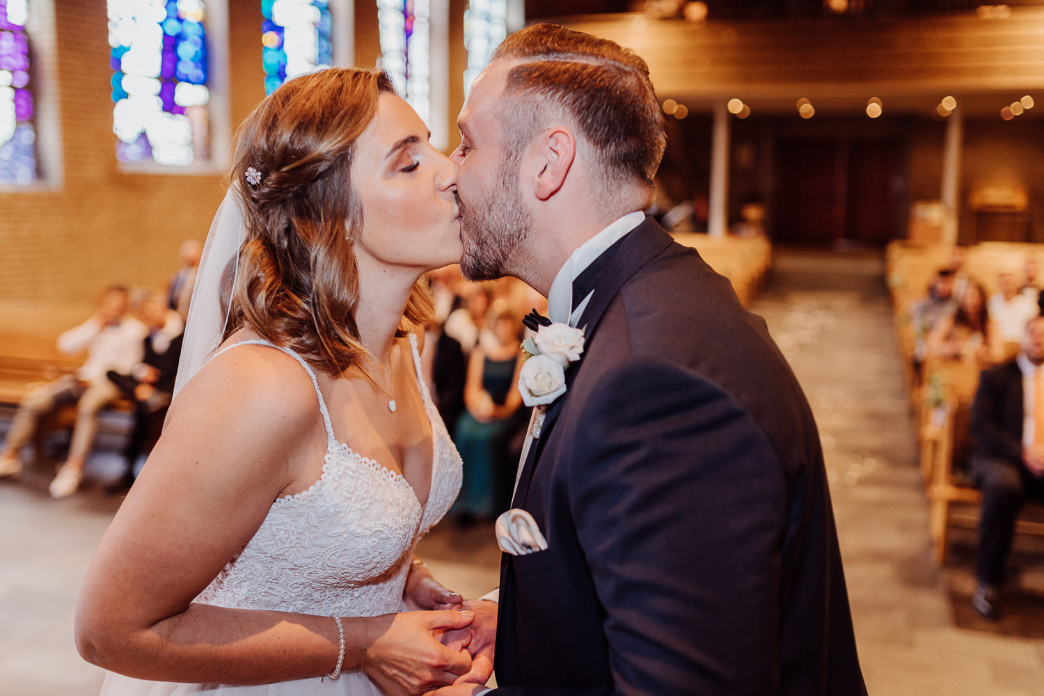 Hochzeitsfoto Kuss in der Markuskirche Hoberge