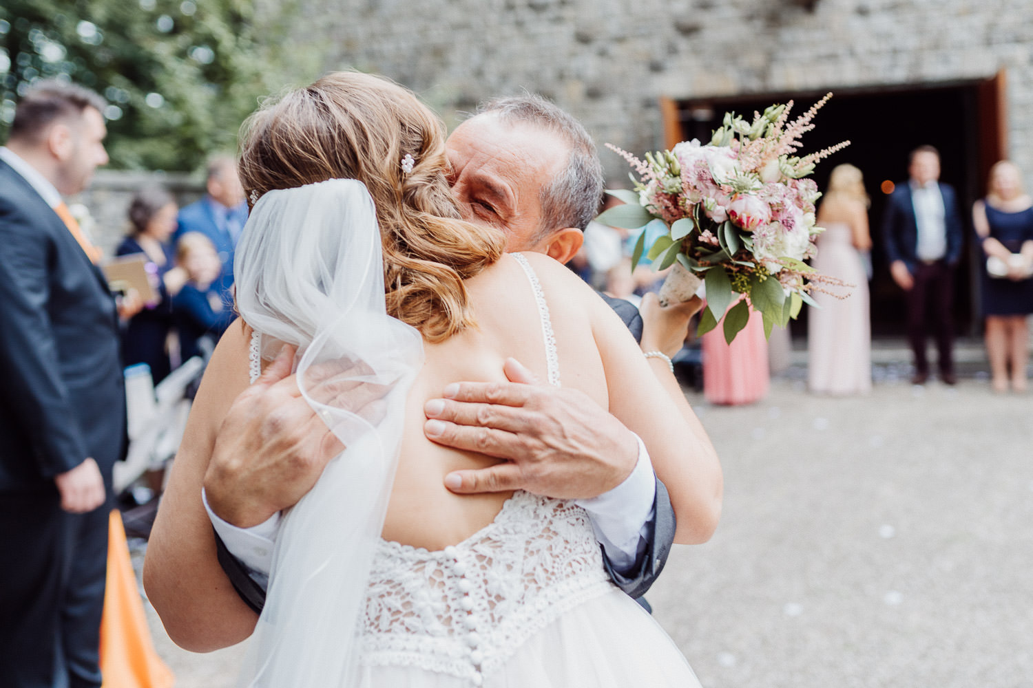 Hochzeitsfoto Gratulationen vor der Markuskirche Hoberge