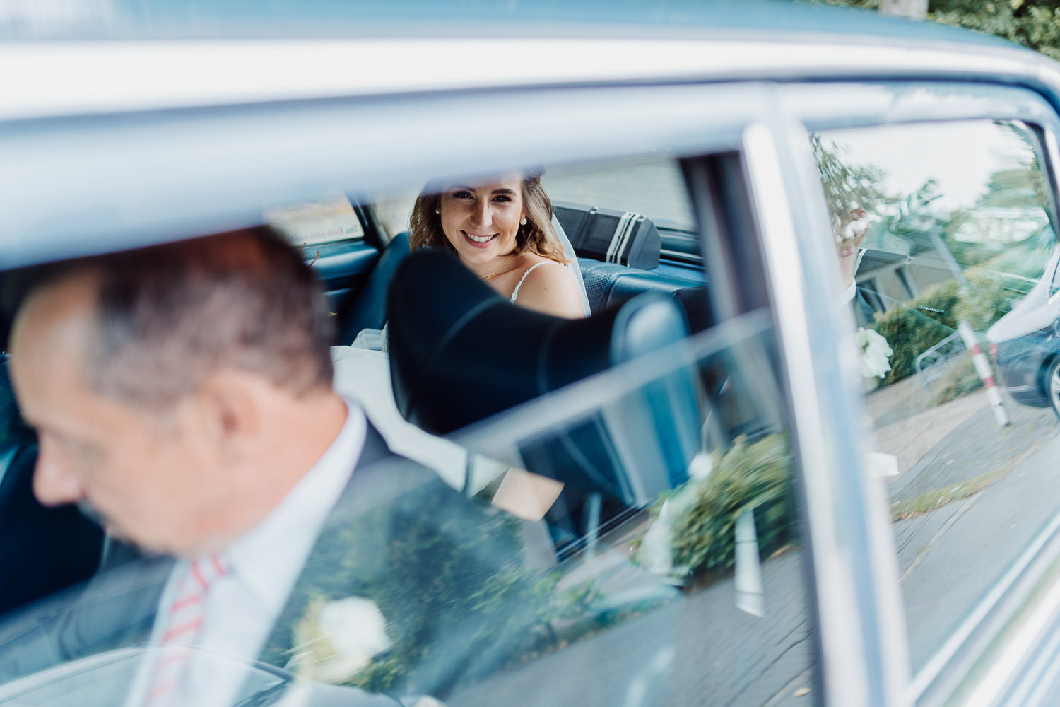 Hochzeitsfoto in das Brautauto
