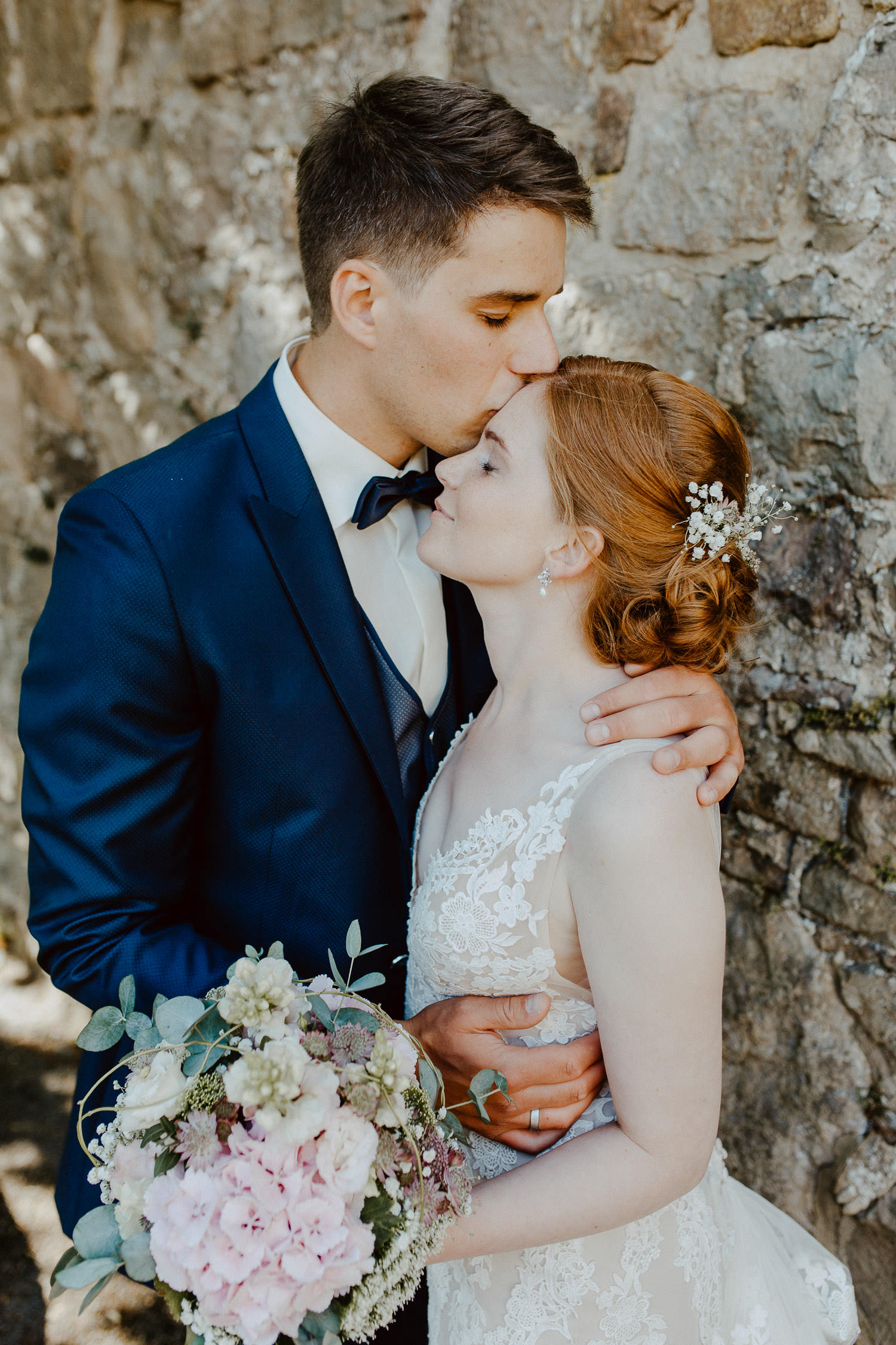 Bräutigam küsst Braut auf die Stirn