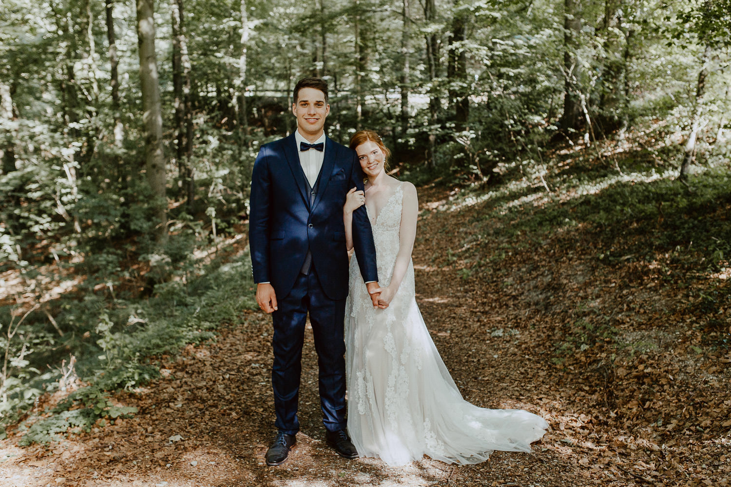 Brautpaar steht im Wald