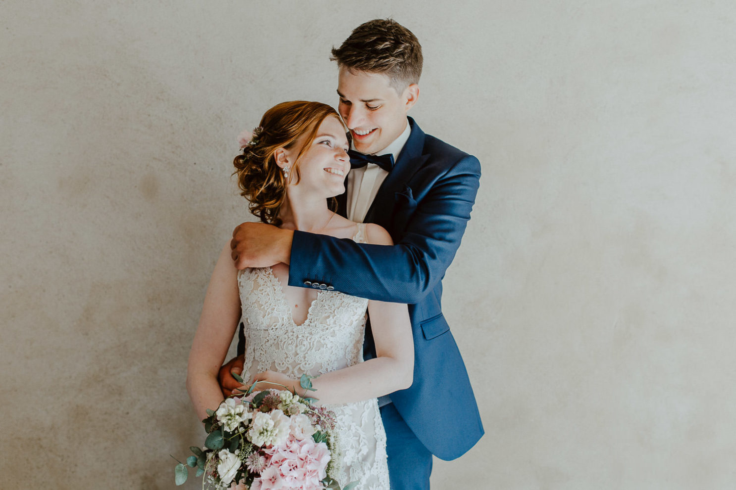 Braut lehnt sich an Bräutigam