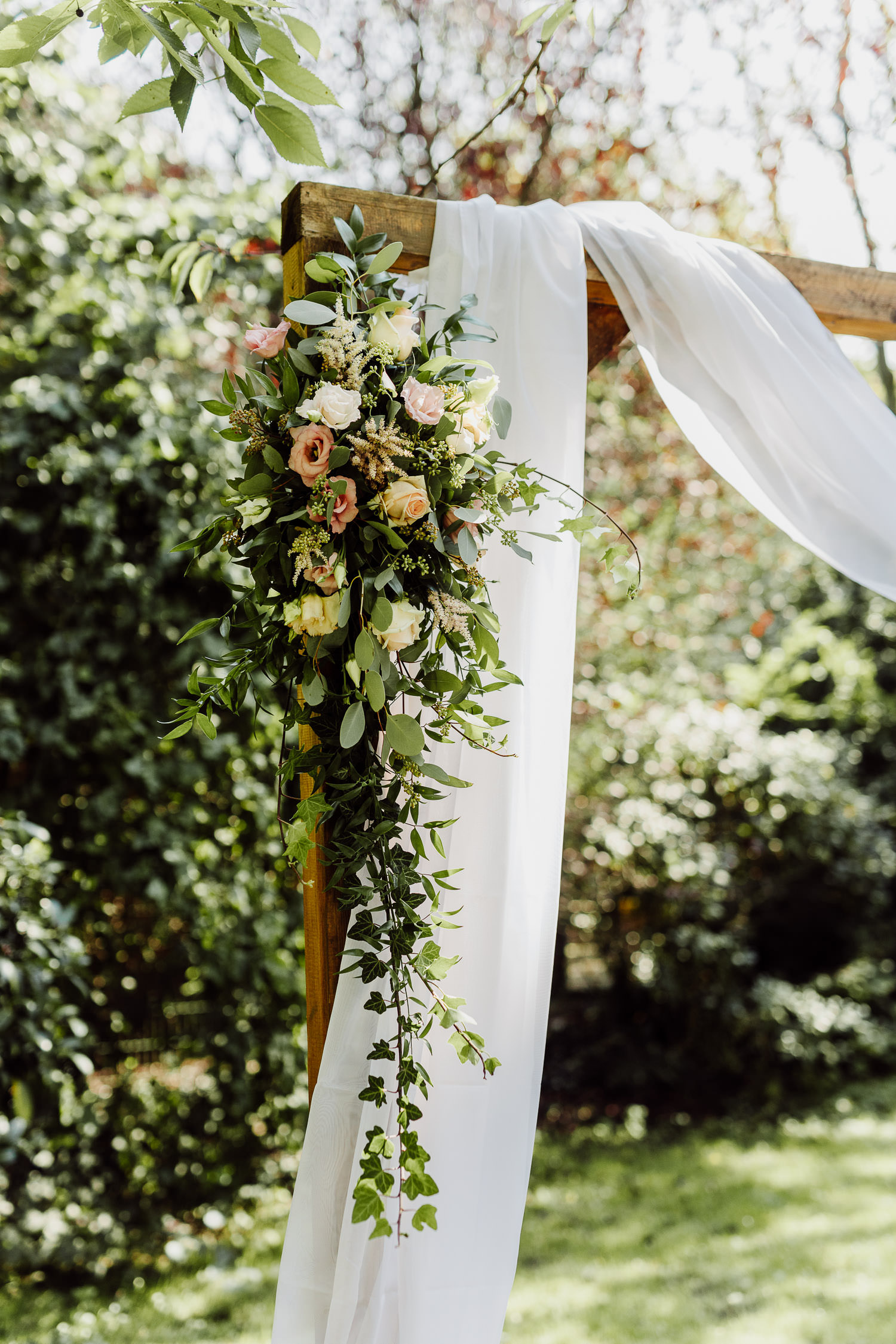 Blumen an Hochzeitsbogen bei Hochzeit im eventcenter bad oeynhausen