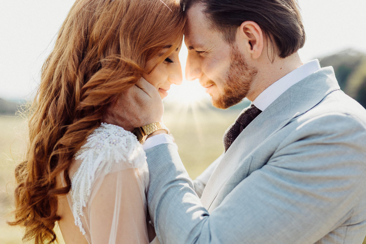 Brautpaar mit Sonnenstrahlen im Hintergrund bei Hochzeit im Eventcenter Bad Oeynhausen