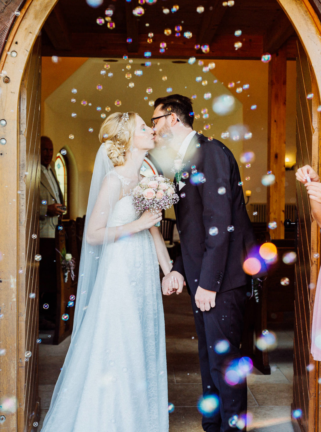 Seifenblasenfoto beim Auszug Hochzeit