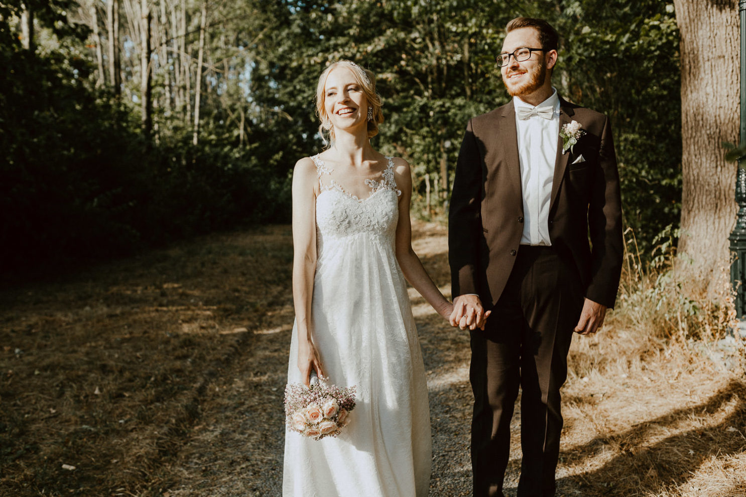 Brautpaar geht spatziere in Liebharts Fachwerkdorf Detmold