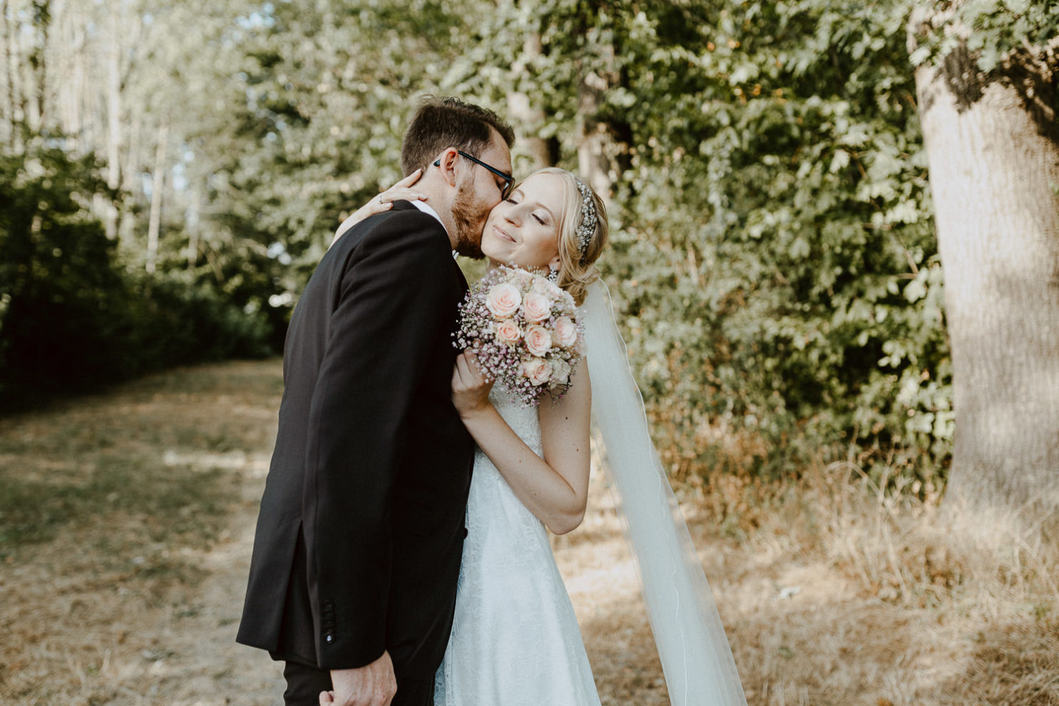 Bräutigam küsst Braut