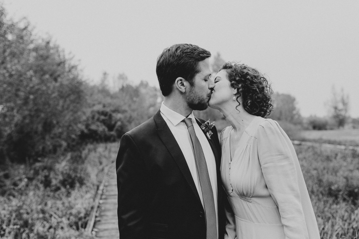 Brautpaar küßt sich im Gartenschaupark Rietberg