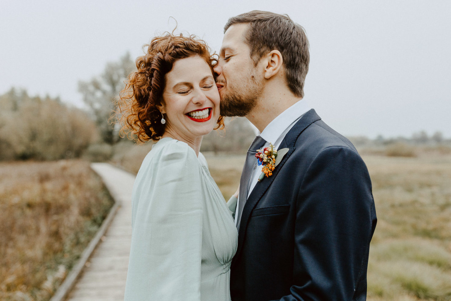 Bräutigam küsst Braut auf die Wange