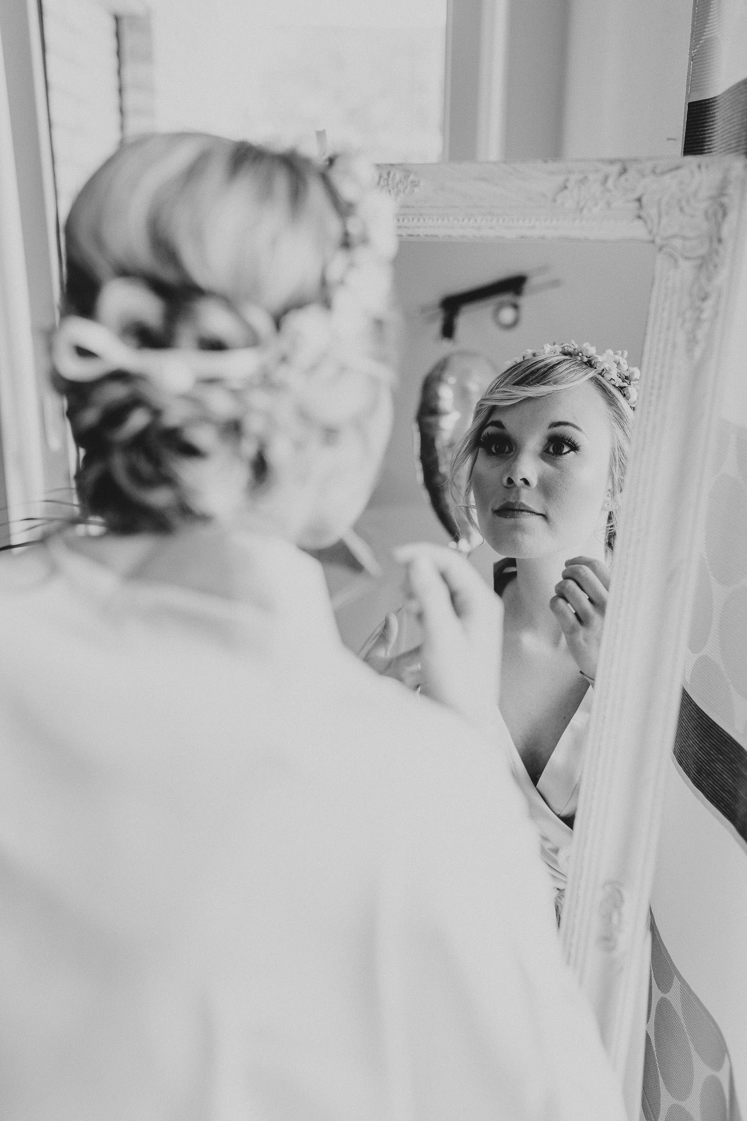 Braut schaut in den Spiegel