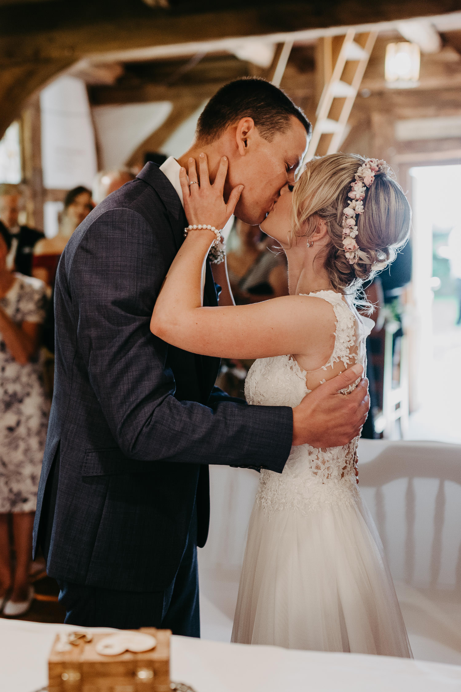 Hochzeitskuss in der Hirtenkapelle im gastlichen Dorf Delbrück