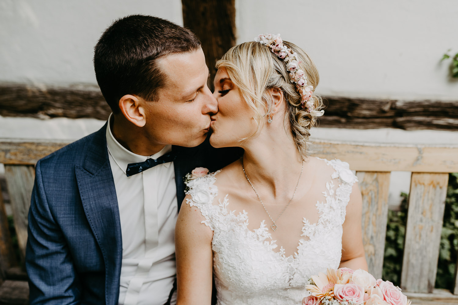 Hochzeitskuss in vor der Hirtenkapelle im gastlichen Dorf Delbrück