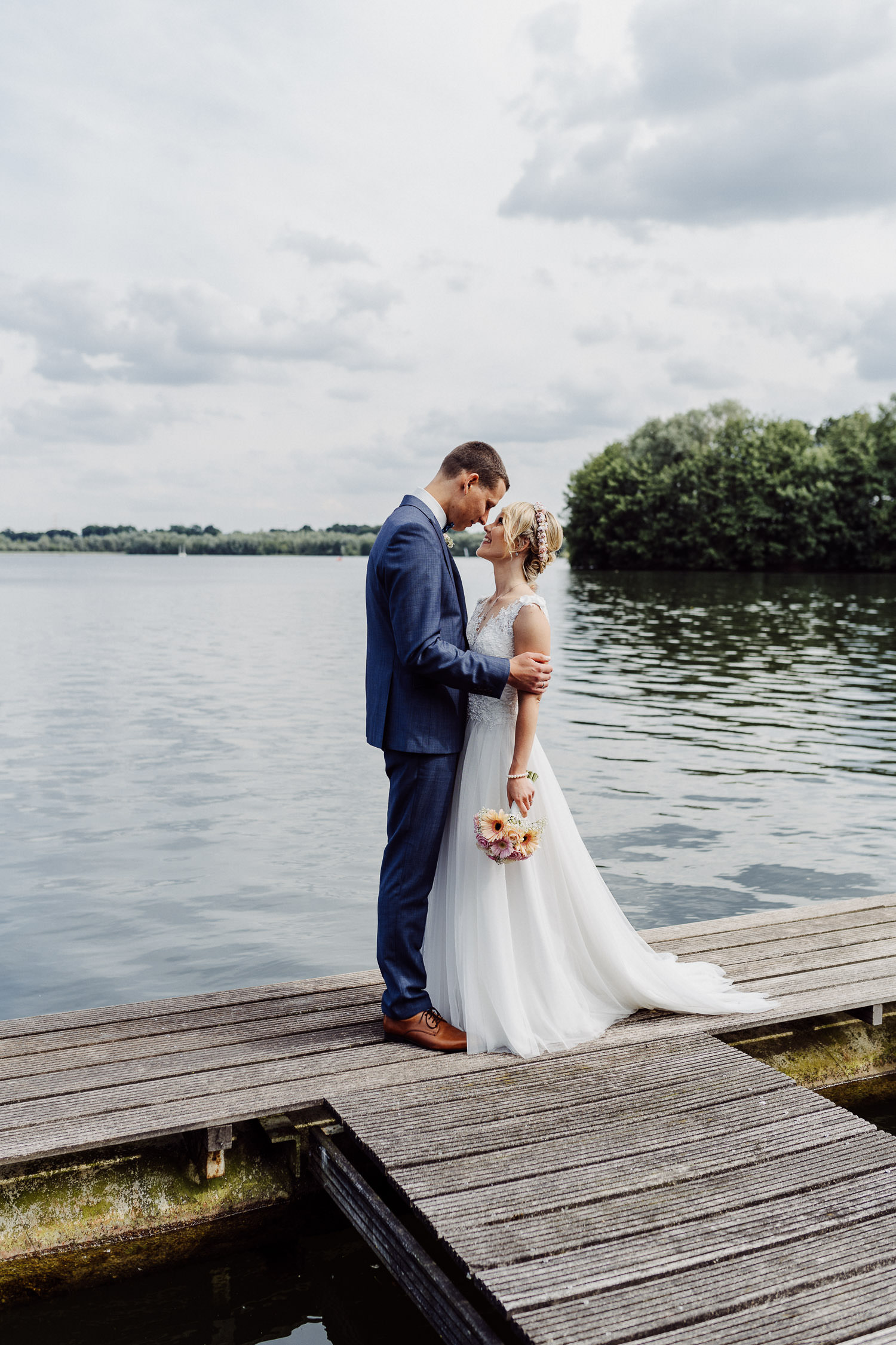 Hochzeitspaar auf Bootssteg am Lippesee