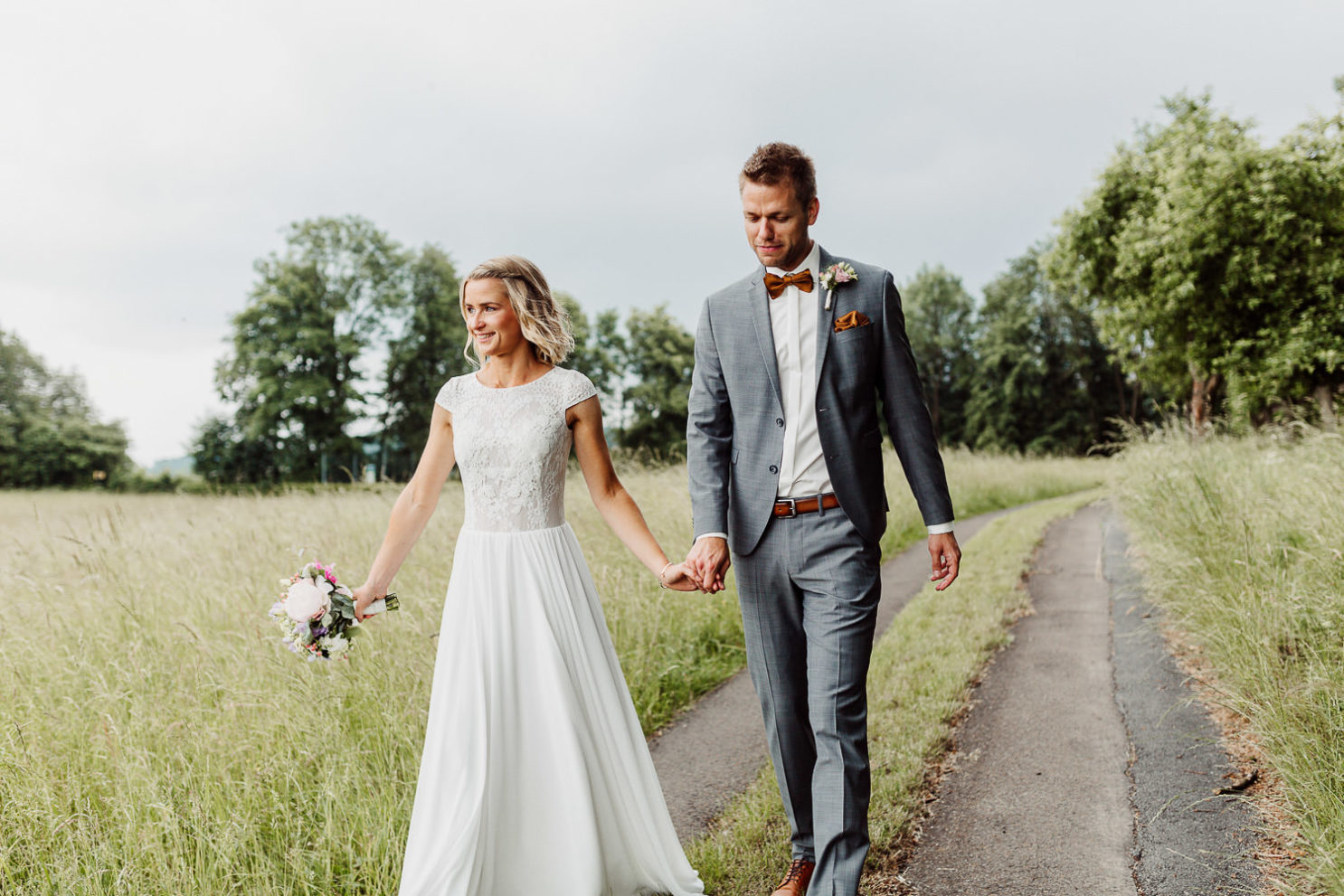 Brautpaar geht Strasse entlang