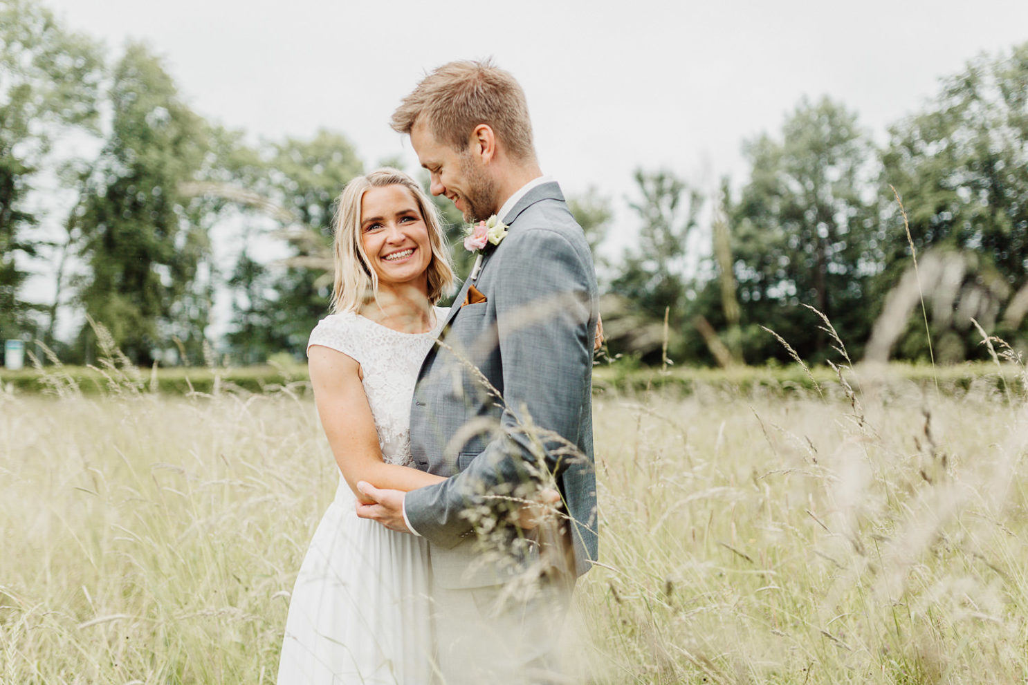 Brautpaar im Kornfeld