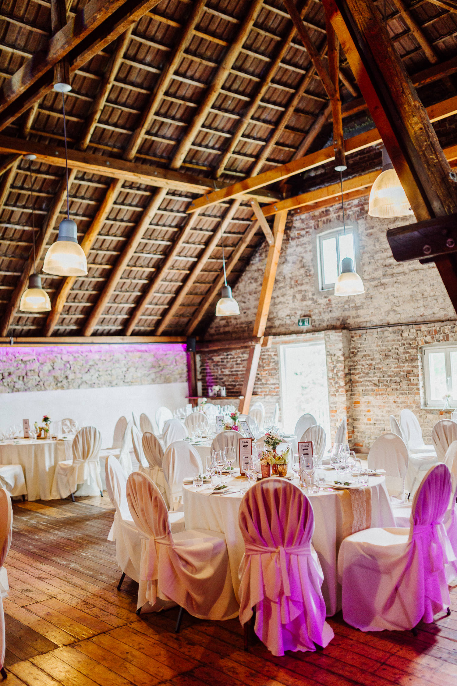 Tische in der Scheune bei Hochzeit auf Hof Steffen Bielefeld