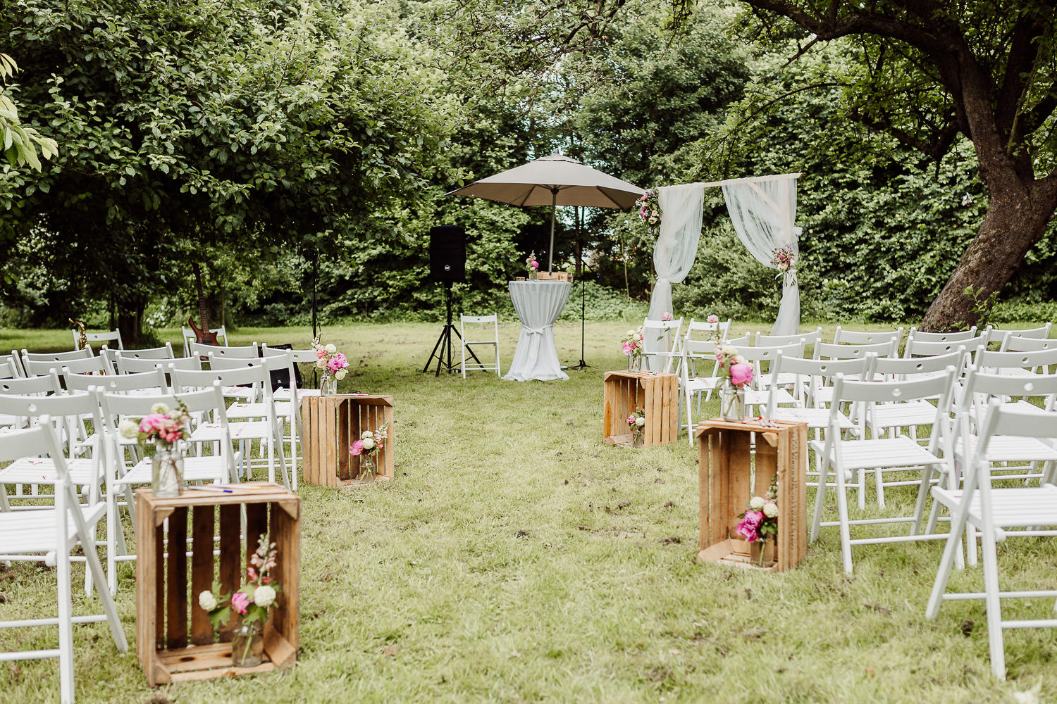 Obstwiese mit Stühlen für Hochzeit Hof Steffen