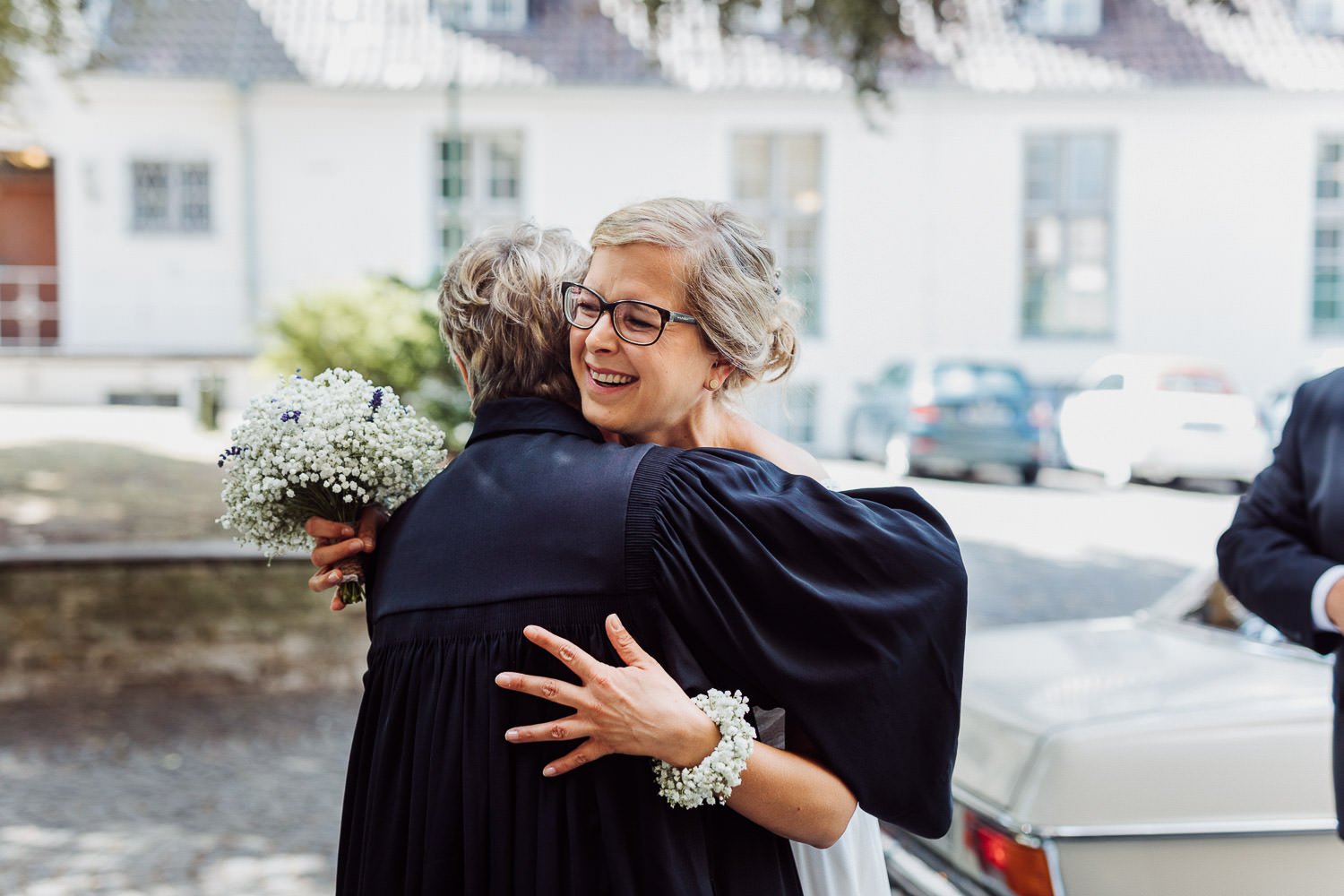 Braut trifft an der Kirche ein