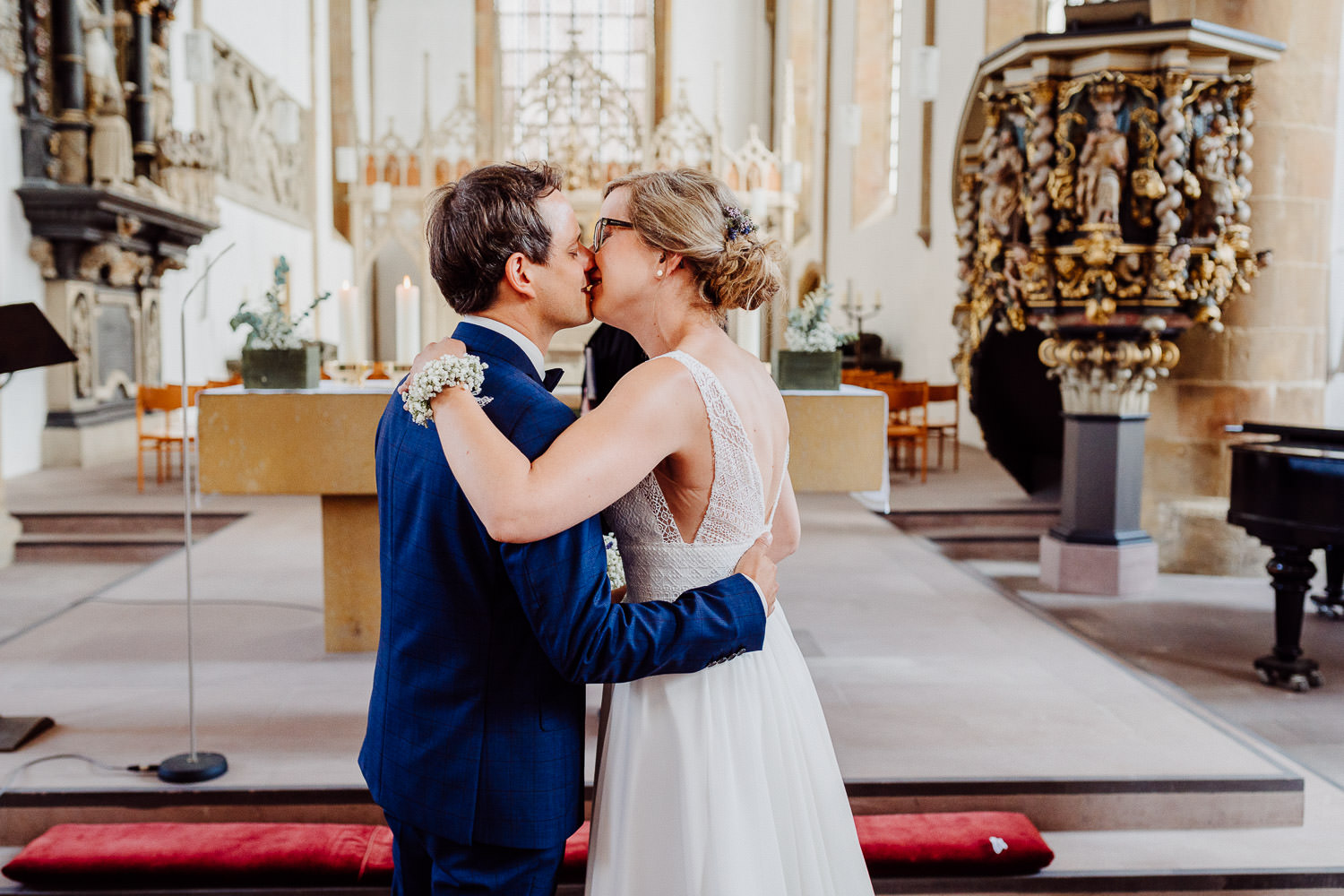 Brautpaar küsst sich in der Neustädter Marienkirche in Bielefeld