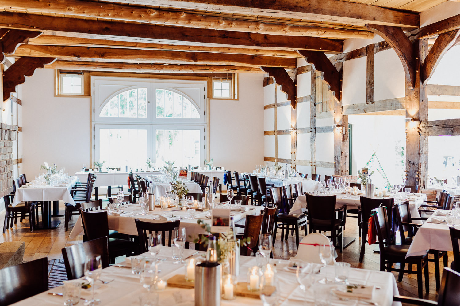 Tische im Hof von Laer, Schönsten Orte zum Heiraten in Bielefeld