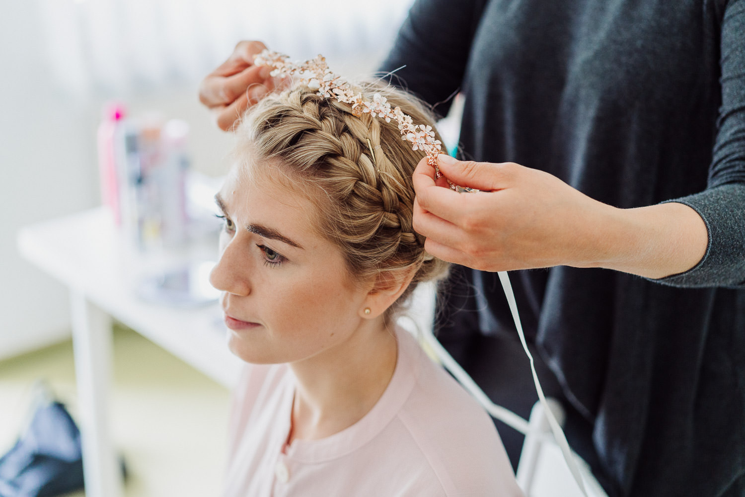 Braut bekommt Haarschmuck angelegt