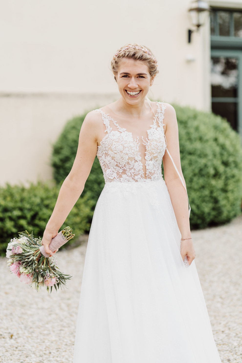 Lachende Braut mit Bratstrauß