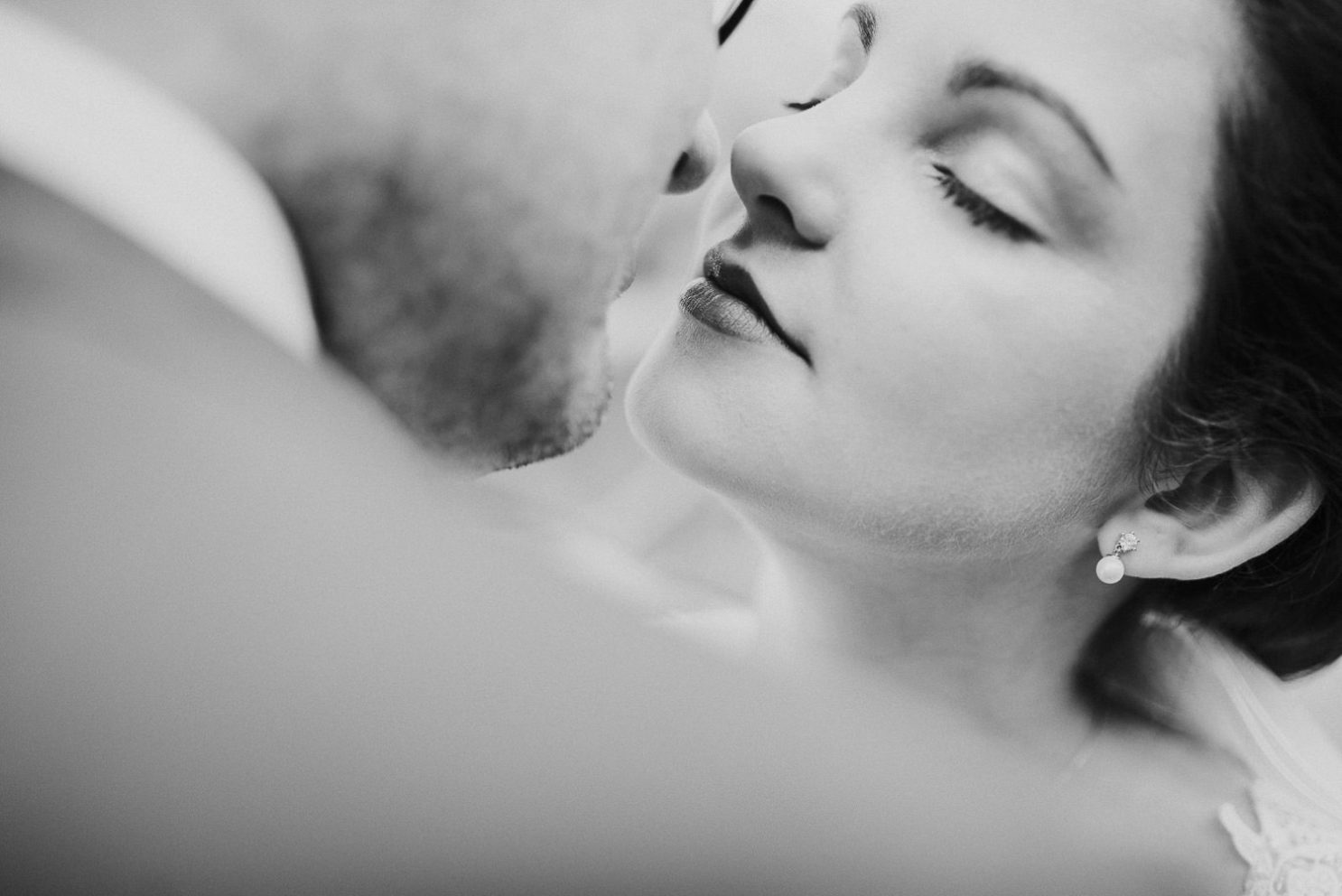 Brautpaar kurz vor dem Kuss