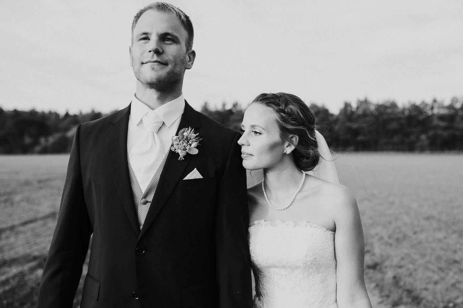 Braut lehnt sich an Bräutigam