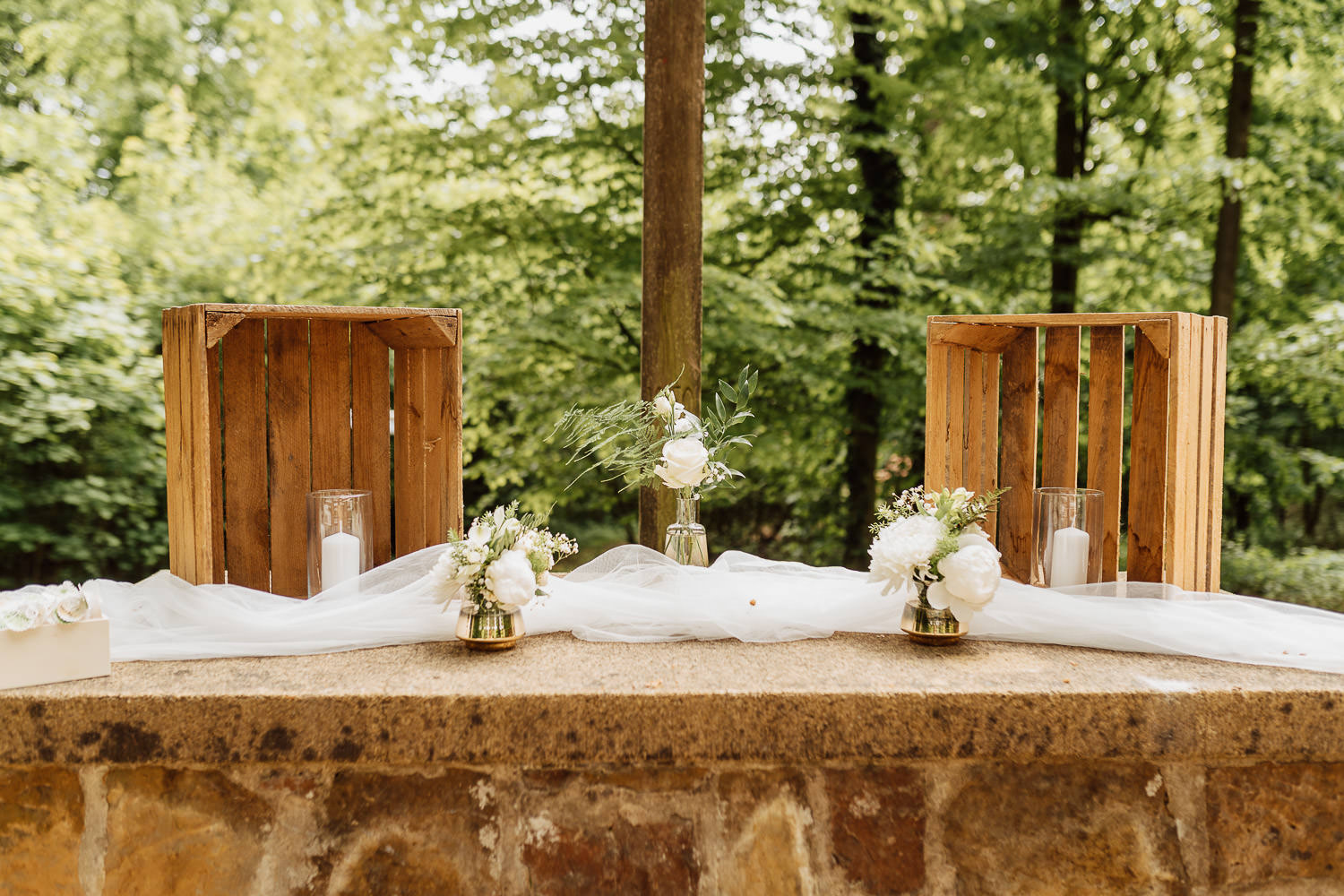 Altar mit weißem Blumengesteck für eine Outdoor-Hochzeit im Teutoburger Wald