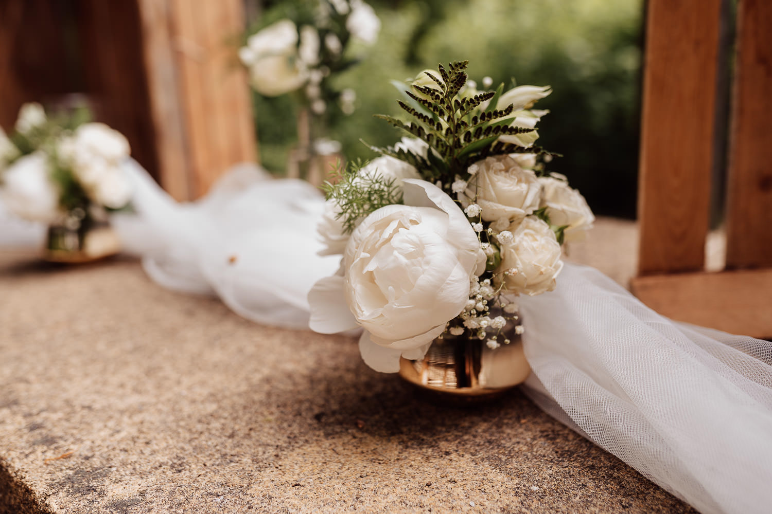 Weißer Blumenschmuck auf dem Altar für Outdoor-Hochzeit im Teutoburger Wald