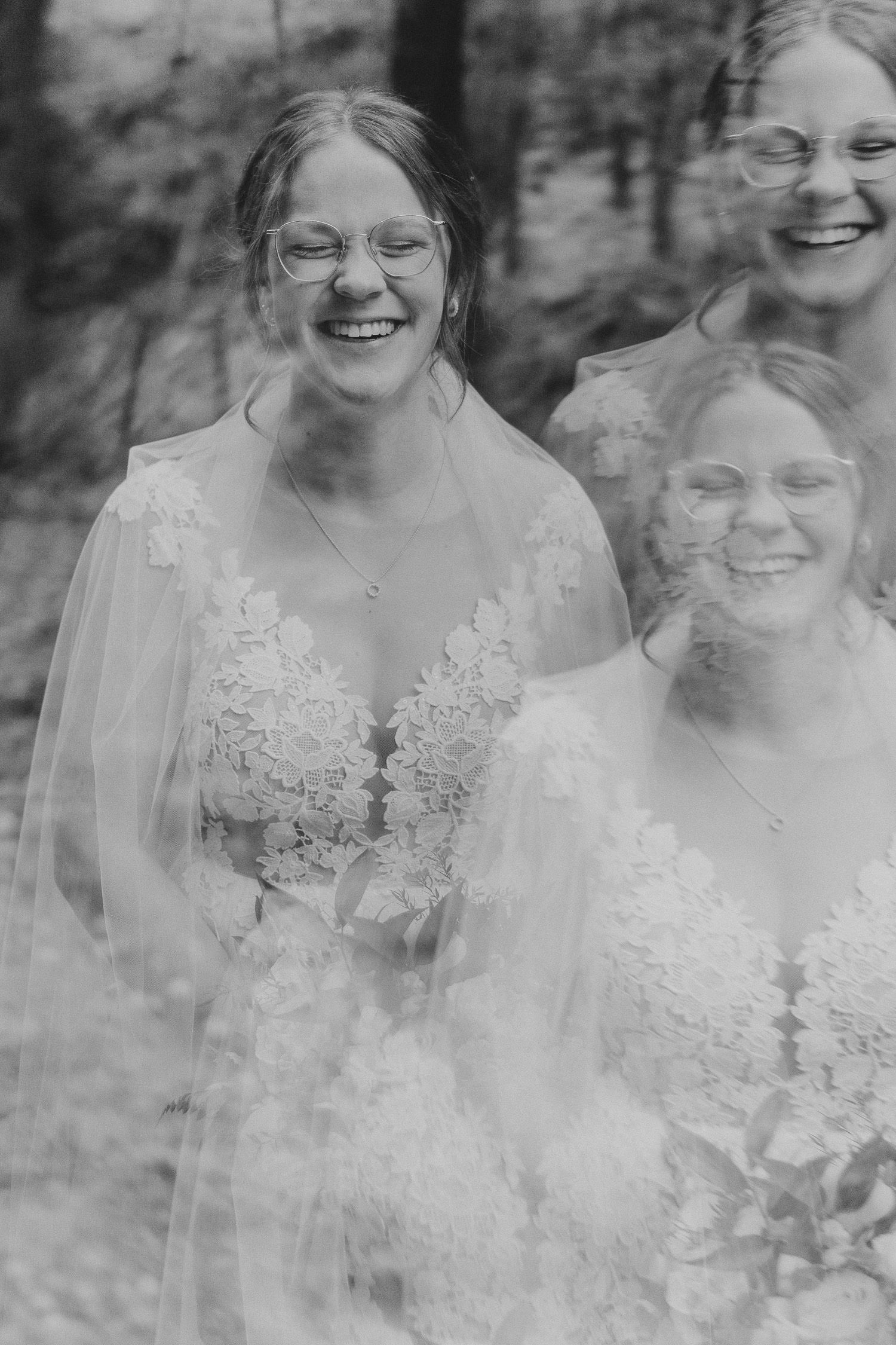 Schwarz Weiß Foto einer Braut im Wald mit Prisma Effekt.