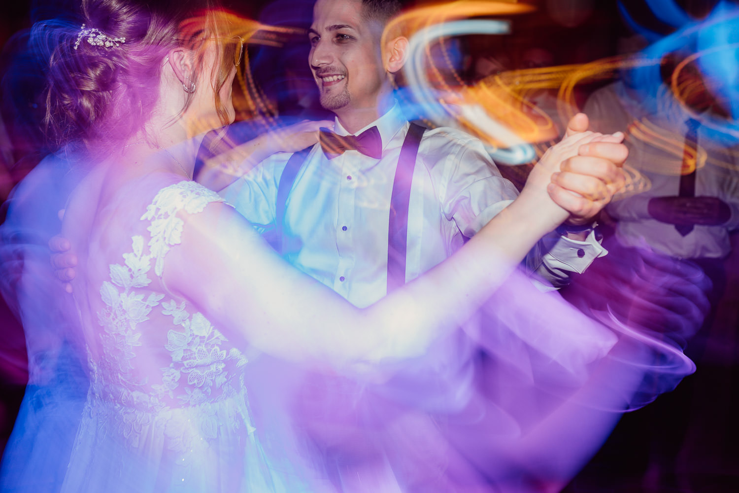Brautpaar beim Hochzeitstanz mit Lichteffekten in der Waterboer Bielefeld