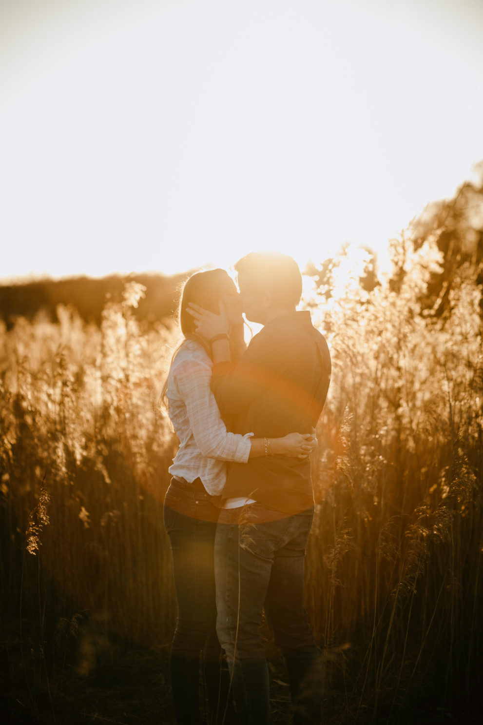 Brautpaar küßt sich in der Sonne