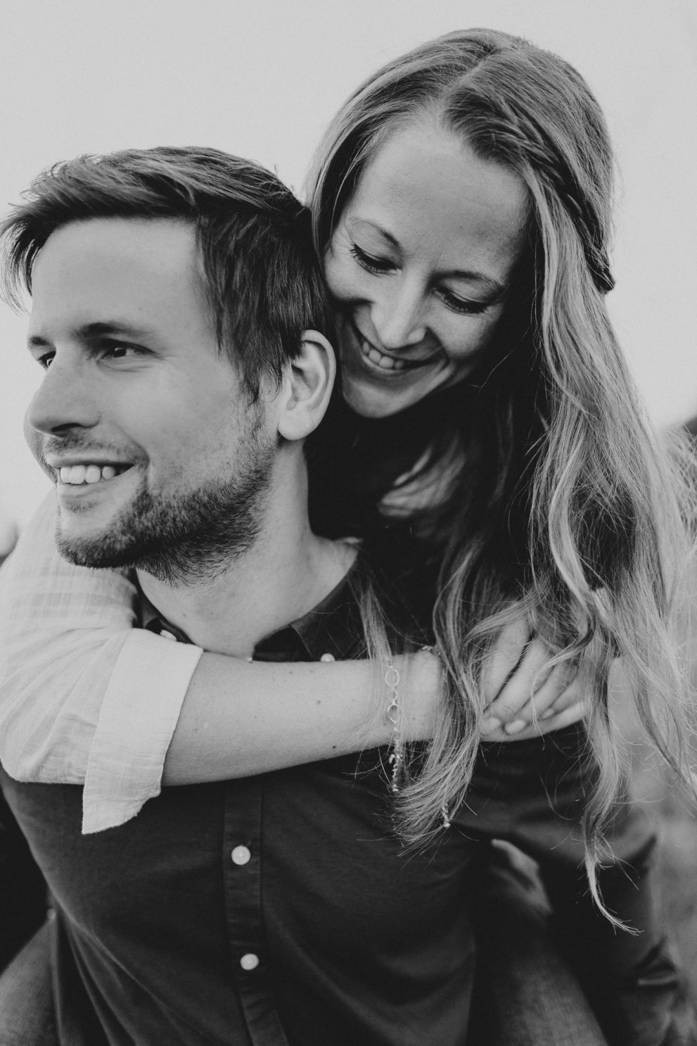 Paarfoto Frau sitzt Huckepack