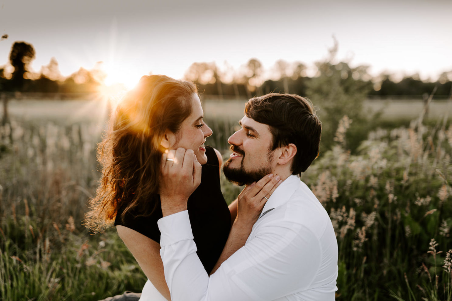 Verlobungsfoto im Sonnenuntergang in Bielefeld